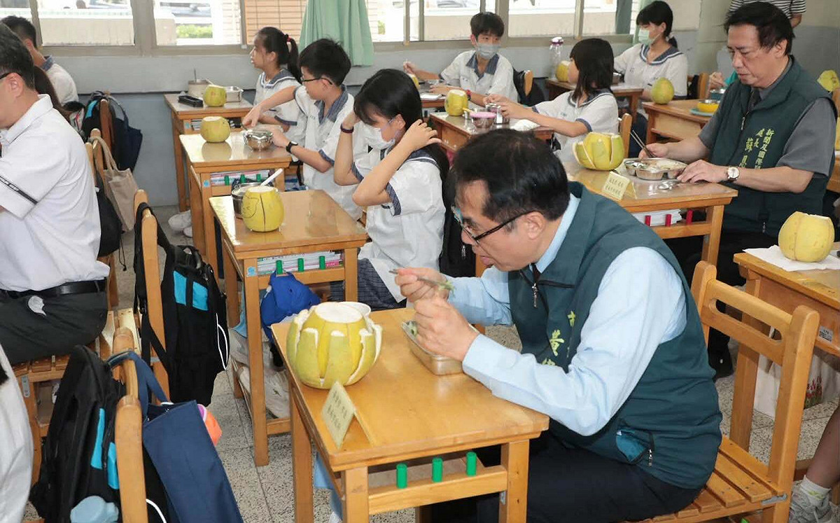 台南營養午餐發「整顆甘露梨」當金孫養！黃偉哲1句話酸爆蔣萬安：台南不只吃得飽還吃得好