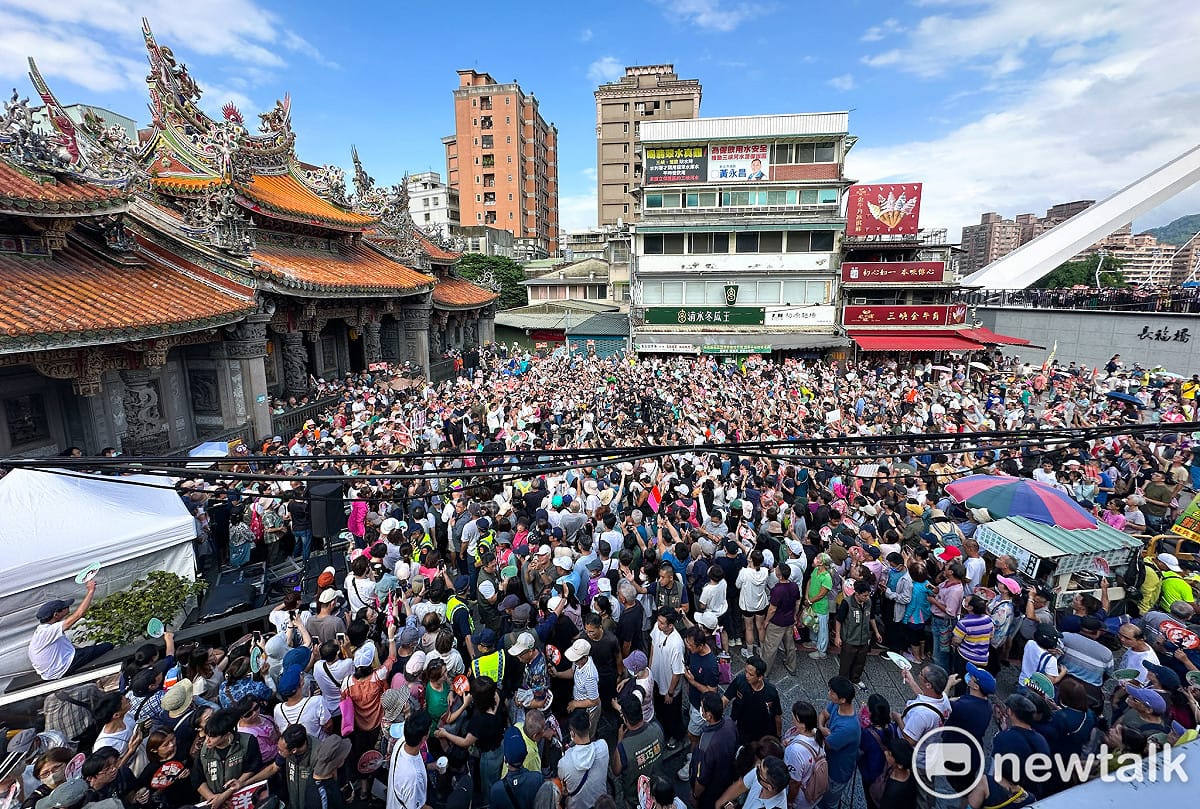 支持者擠爆三峽祖師廟前廣場。 圖：張良一/攝