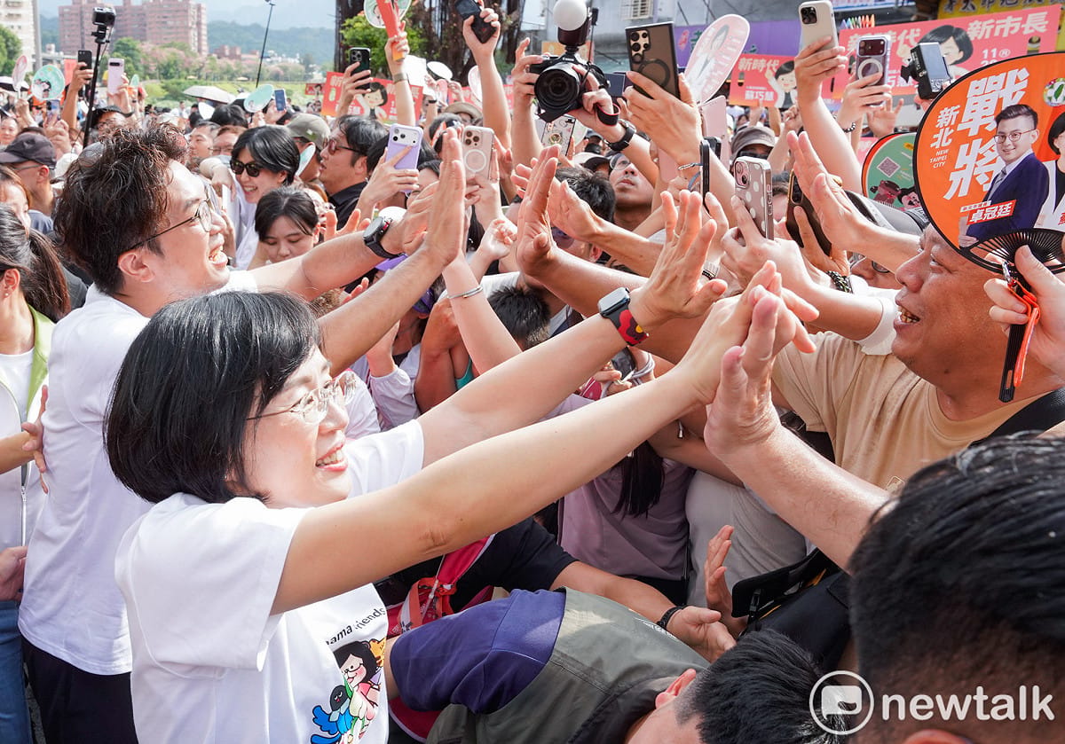 三峽祖師廟前廣場湧入大批支持者，現場人潮擠滿，蘇巧慧和沈伯洋和支持者擊掌。 圖：張良一/攝