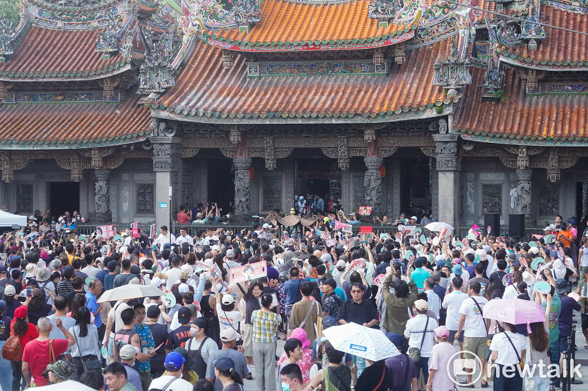 支持者擠爆三峽祖師廟廟庭廣場。 圖：張良一/攝