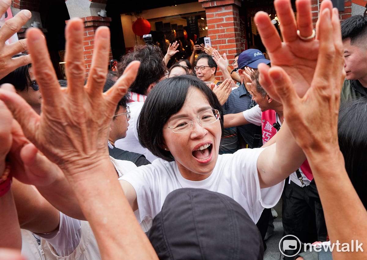 蘇巧慧和老街兩側的民眾擊掌。 圖：張良一/攝
