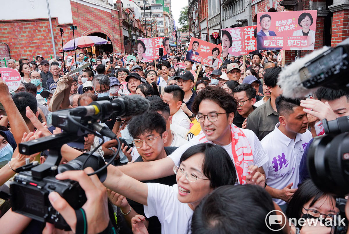 蘇巧慧和沈伯洋向老街兩側的民眾擊掌，民眾也塞爆老街。 圖：張良一/攝