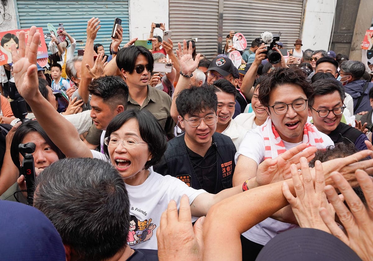 民進黨台北市長參選人沈伯洋與新北市長參選人蘇巧慧今日前往新北市三峽區掃街拜票。 圖：張良一/攝