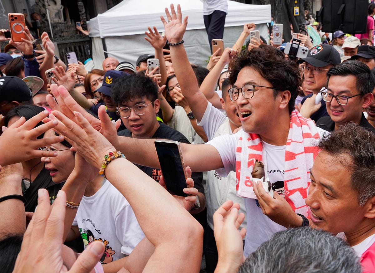 民進黨台北市長參選人沈伯洋今日前往新北市三峽區掃街拜票。 圖：張良一/攝