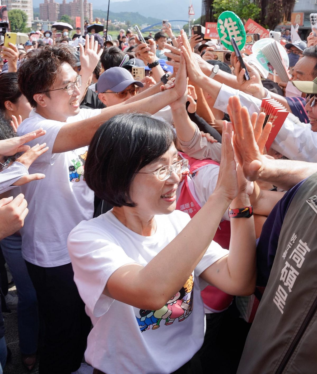 民進黨台北市長參選人沈伯洋今日展開掃街活動。 圖：張良一/攝