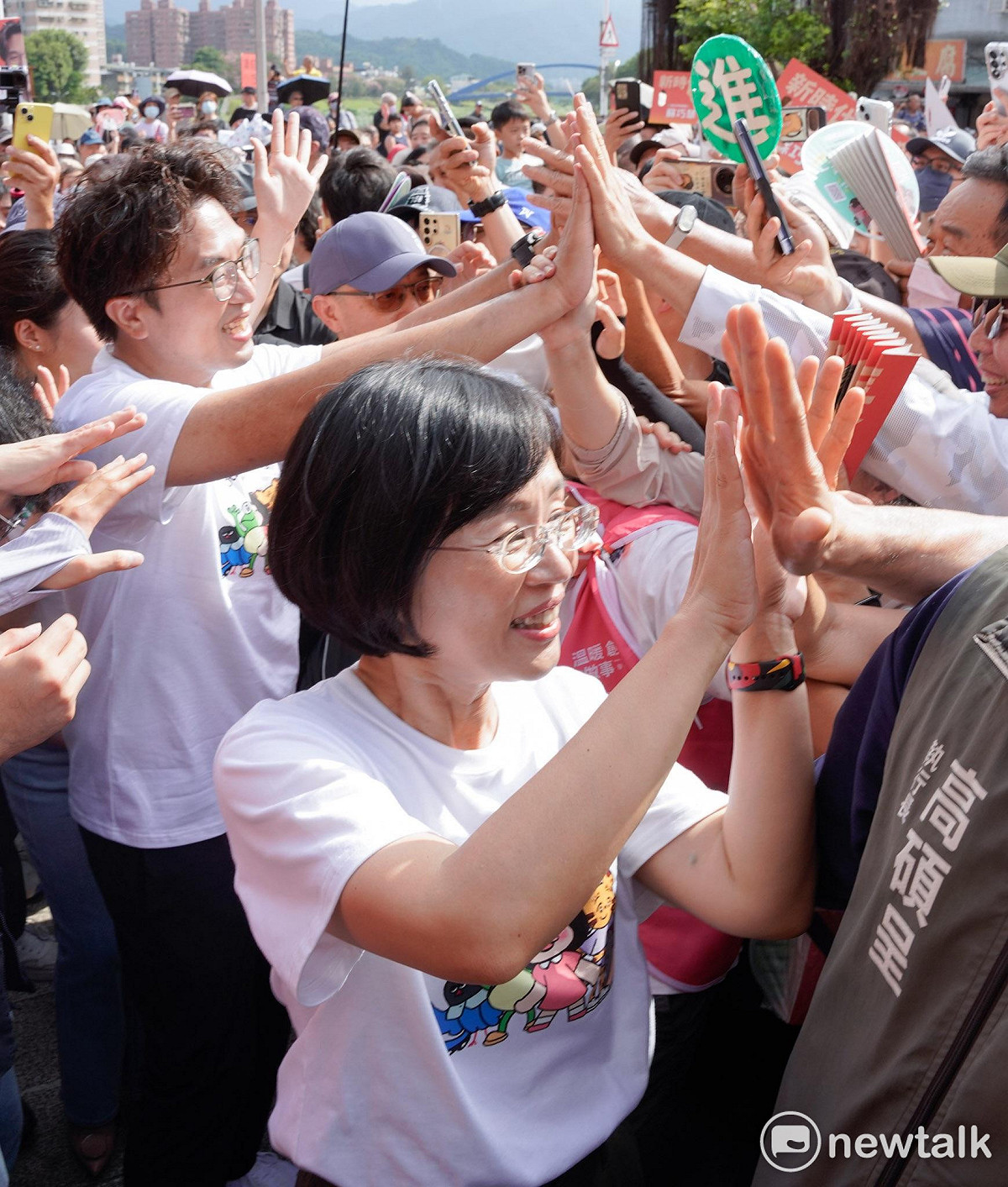 民進黨新北市長候選人蘇巧慧和台北市長參選人沈伯洋今在三峽合體，洋流慧聚三峽祖師廟和老街，民眾擠爆廟庭廣場和老街，並高喊「雙北雙贏」等口號，蘇巧慧和沈伯洋也和支持者擊掌回應，場面相當熱絡。  圖：張良一/攝