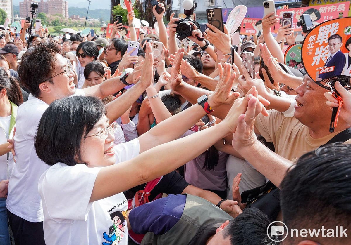 新北市長候選人蘇巧慧和台北市長候選人沈伯洋舉辦北新莊聯合競選總部成立大會，聯合在地綠營議員與議員參選人拉抬選戰氣勢。 圖：張良一/攝（資料照）