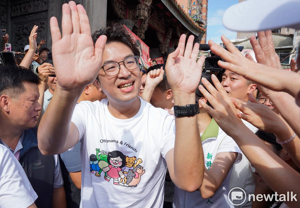 蘇巧慧和祖師廟前的民眾擊掌。 圖：張良一/攝