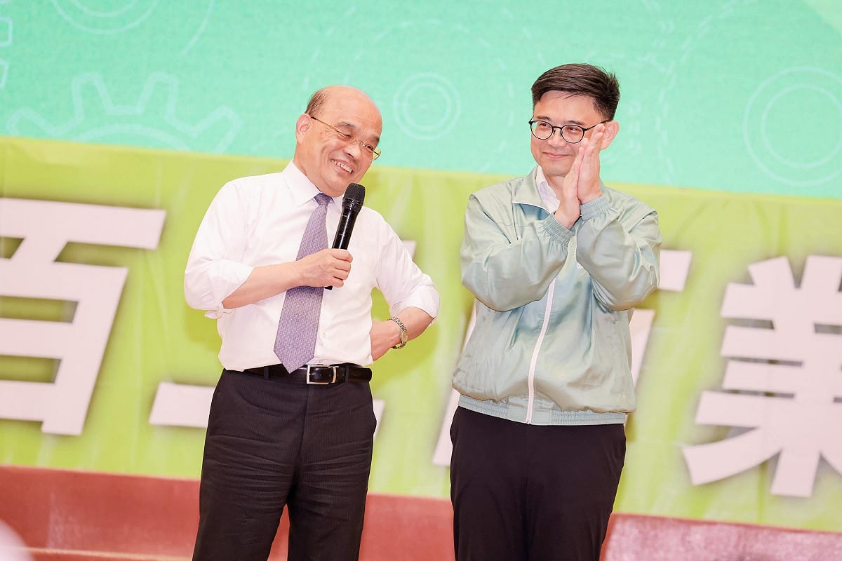 蘇貞昌(左)稱讚賴瑞隆(右)嚴謹細膩、歷練豐富，一定能讓高雄更加精彩。 圖：賴瑞隆競辦／提供