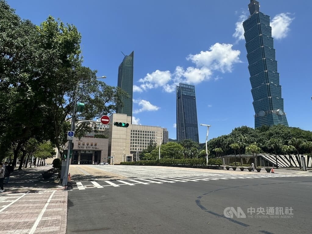 圖為台北市政府前市民廣場。（中央社檔案照片）