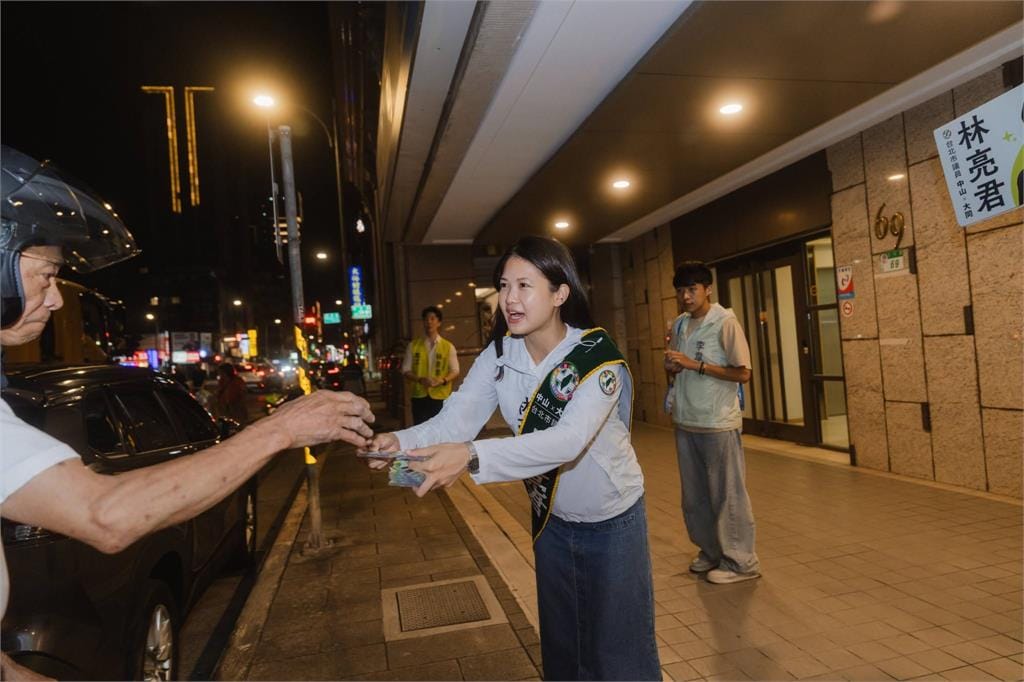 林亮君近日在Threads分享深夜選務日常，沒想到意外捕捉到「神秘男送消夜」的身影，引發網友關注。 圖／翻攝自林亮君Threads