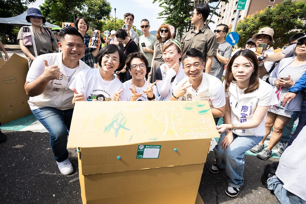 蘇巧慧和沈伯洋兩人特別在瘋北大活動現場體驗水獺媽媽樂園的互動式關卡，並一同用蠟筆畫出雙北藍圖。 圖：蘇巧慧競總提供