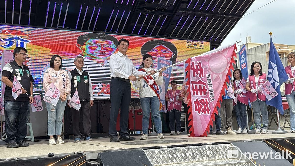 臺南市長候選人謝龍介與市議員候選人李佳蓉聯合競選服務處在新化成立，這也是本屆選戰國民黨在台南第一個正式與謝龍介成立的聯合競選服務處。市長候選人謝龍介、市議員林燕祝到場力挺，台灣民眾黨台南市黨部主委顏耀星也前往站台並致贈吉祥物，展現藍白同台、團結出發的氣勢。 圖：李佳蓉競選總部提供