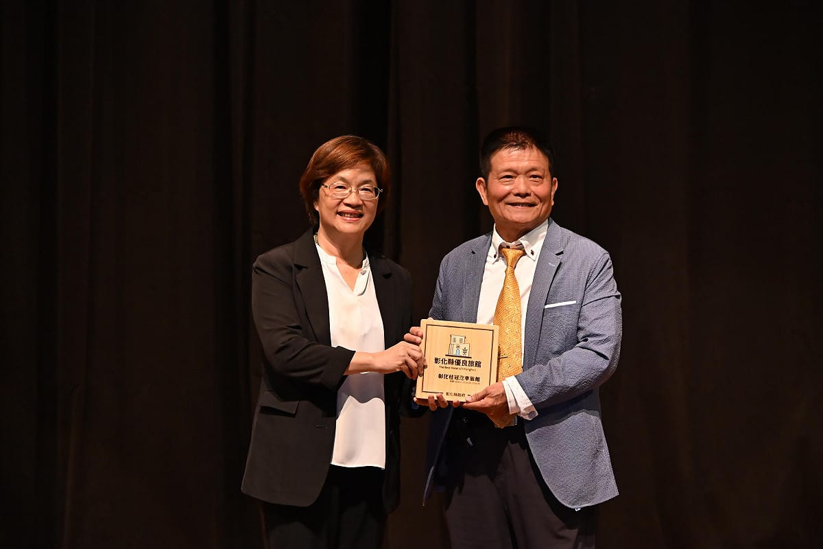 彰化縣長王惠美頒獎給彰化桂冠董事長謝榮聰。 圖：彰化縣政府/提供