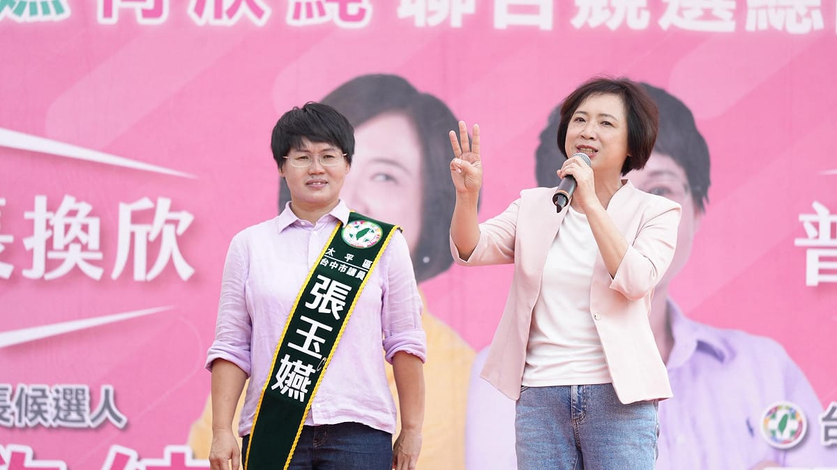 何欣純與基層實力雄厚的小嬿子張玉嬿合體。 圖：何欣純競辦/提供