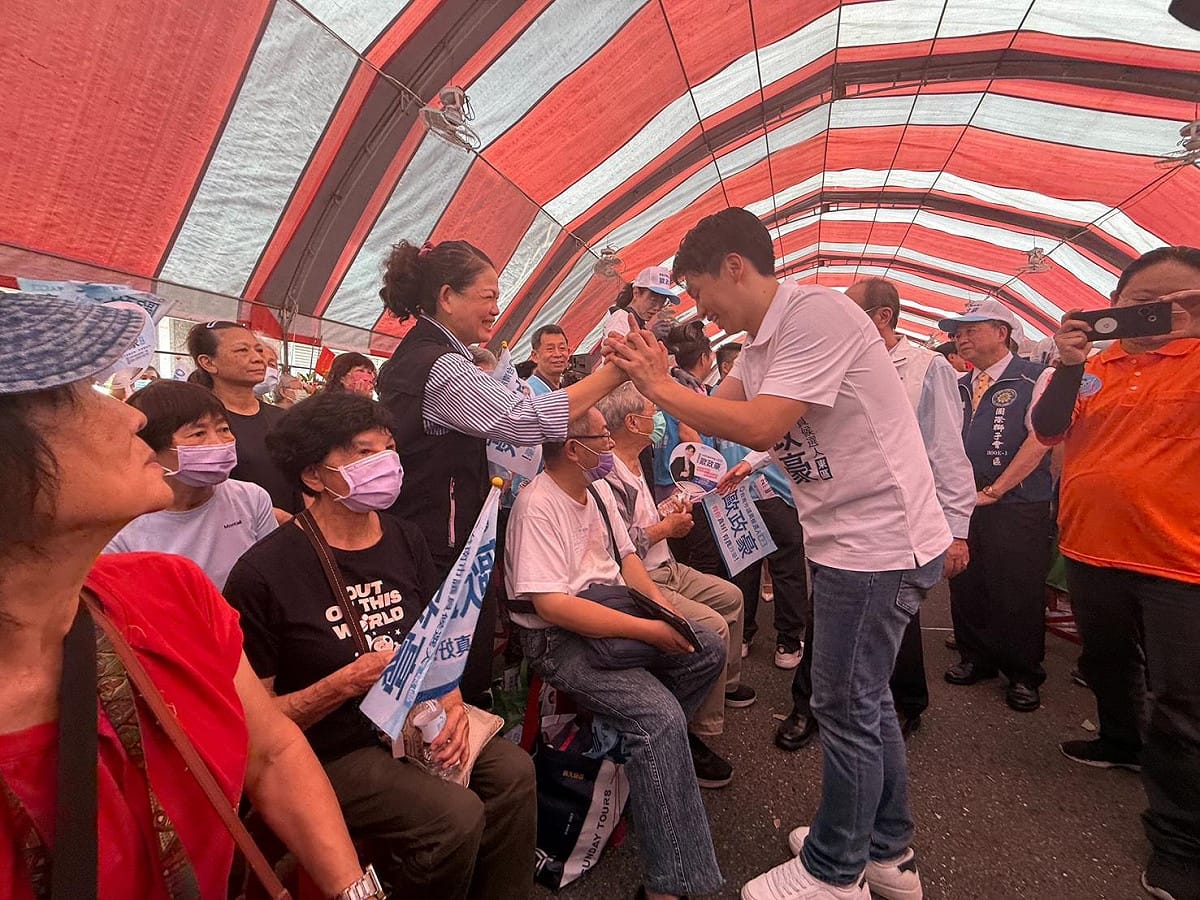 臺南市東區市議員候選人歐政豪舉行競選總部成立大會，家人、支持者與地方鄉親都到場相挺。 圖：歐政豪競選總部提供