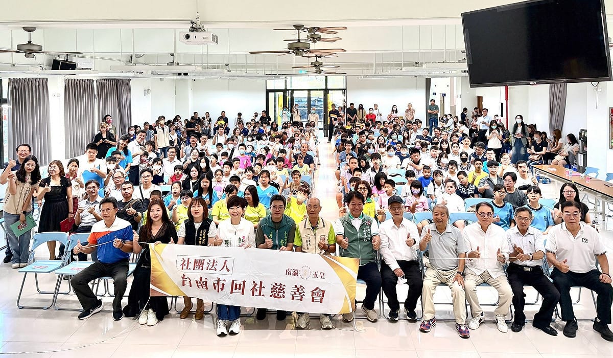 回社慈善會持續透過獎助學金減輕經濟困難家庭壓力，讓孩子能夠安心學習、專心成長。今日於臺南市北區大和社區活動中心舉辦獎助學金頒獎活動，藉由公開頒獎肯定學生在學習上的努力，鼓勵孩子持續向學、勇敢追求自己的夢想。 圖：台南市政府提供