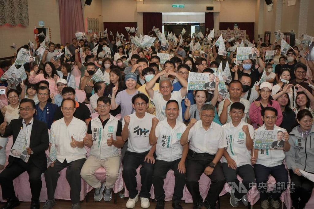 台灣民眾黨3日在屏東市舉辦團結誓師大會，創黨主席柯文哲（前右4）與黨主席黃國昌（前左4）到場輔選，現場湧入大批熱情支持者。 圖：中央社提供