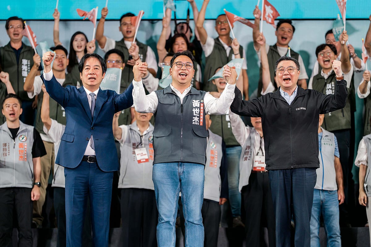 民進黨主席賴清德（左）今（3）日晚間出席黃世杰南桃園競選總部成立大會，與桃園市長候選人黃世杰（中）及行政院長卓榮泰（右）牽手高舉，現場支持者揮旗吶喊，展現團結拚勝選氣勢。 圖:民進黨提供