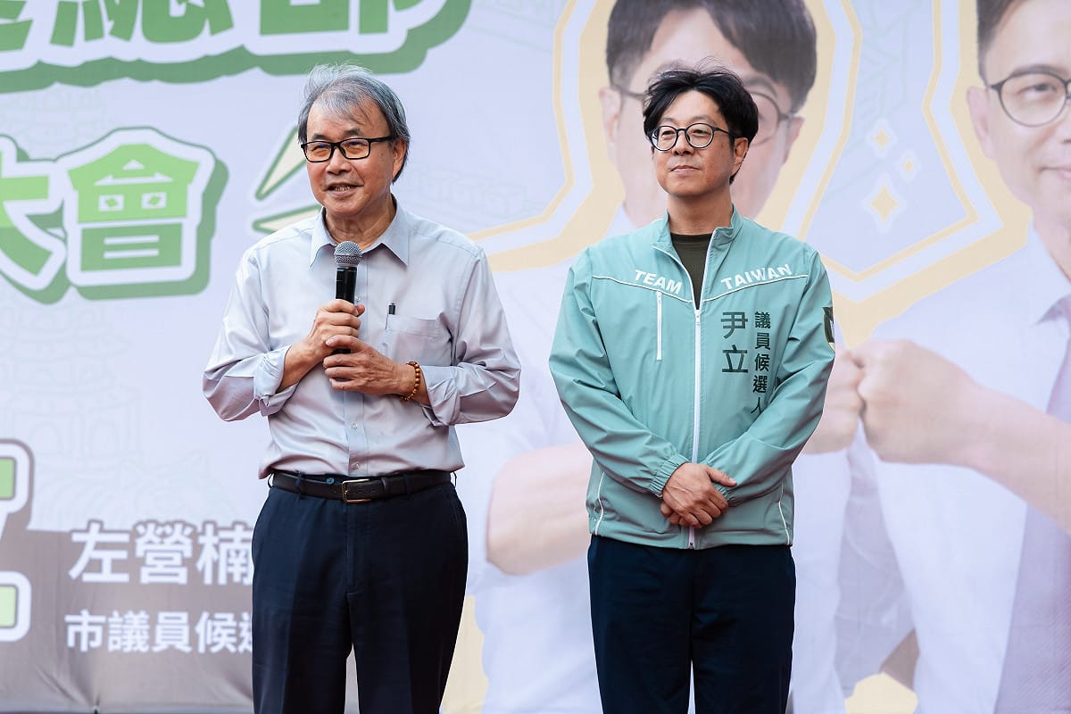 鄭英耀(左)肯定尹立(右)不只有文化、設計專業，更具備整合中央與地方資源的行政經驗，期待未來在市議會繼續發揮。 圖：尹立競總／提供