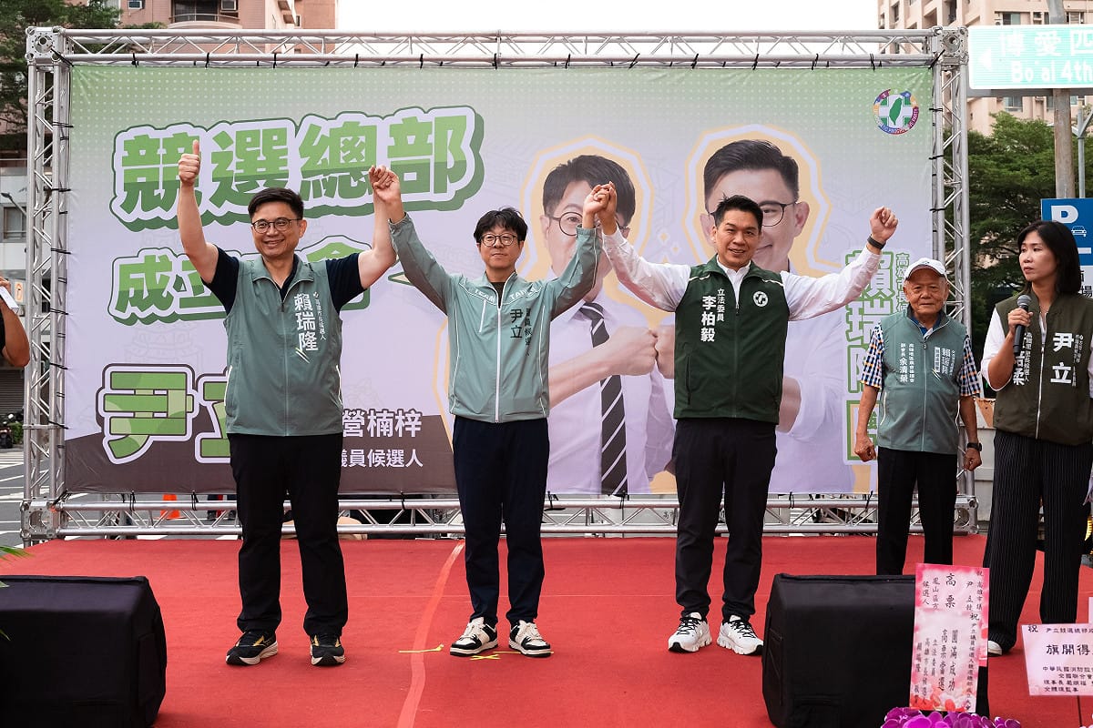 賴瑞隆(左一)、李柏毅(左三)到場力挺尹立(左二)。 圖：尹立競總／提供