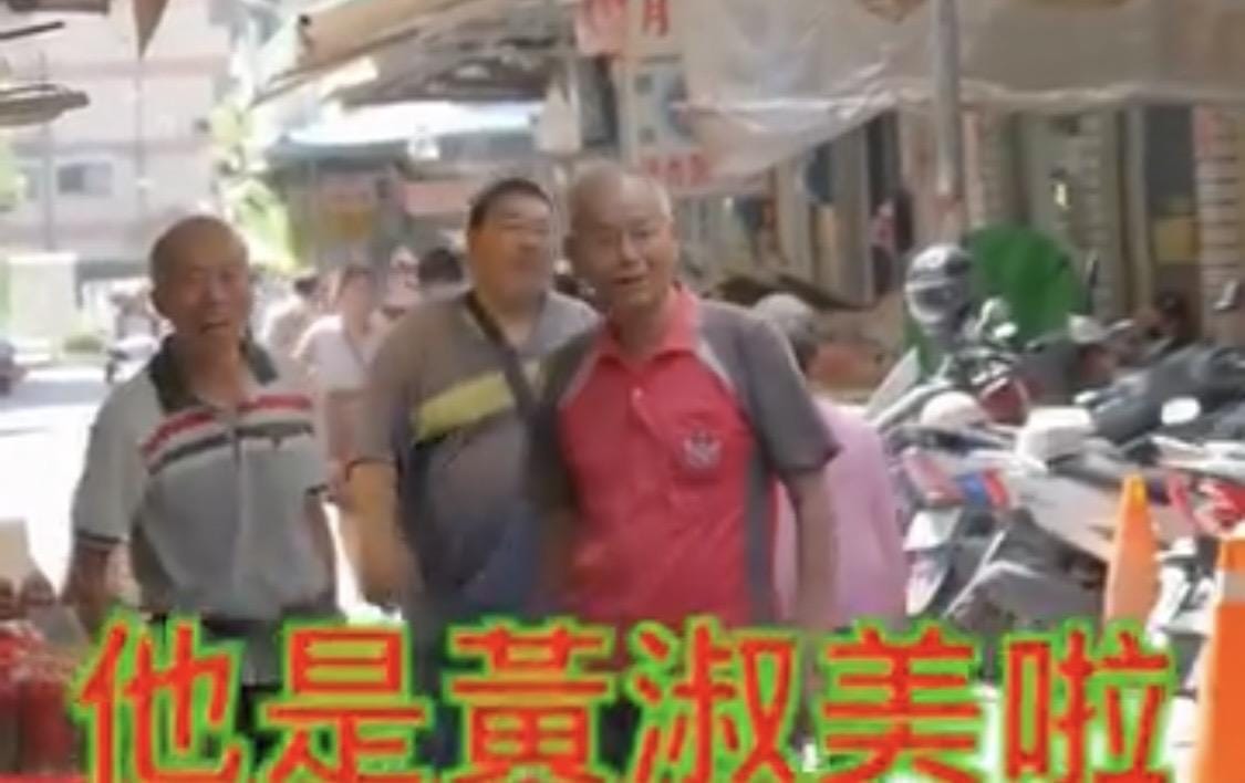市場阿伯看到黃淑美粉紅假髮造型議論紛紛。 圖：翻攝黃淑美臉書影片