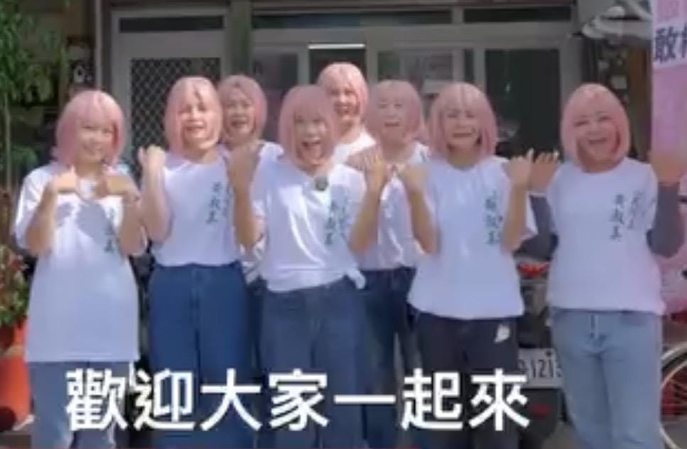 黃淑美(中)與分身成功吸引選民目光。 圖：翻攝黃淑美臉書影片