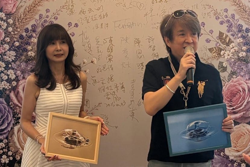 林小霜(左)與王建傑(右)捐贈作品作為「第五屆白手杖永生花公益展」慈善下午茶義賣之用。 圖：孫家銘／翻攝