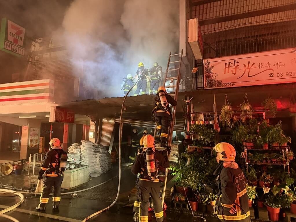 宜蘭縣員山鄉溫泉路一間建材行（圖）3日晚間10時許發生火警，火勢於4日凌晨3時許撲滅，但屋主游姓男子的父親、妻子及一對兒女共4人不幸命喪火窟。（讀者提供）中央社記者王朝鈺傳真 115年10月4日