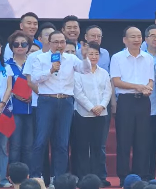 侯友宜誠摯懇託鄉親團結一致，將手中的選票投給具備國際視野與在地熱忱的江啟臣，共同打造更好的大台中。 圖：取自直播畫面