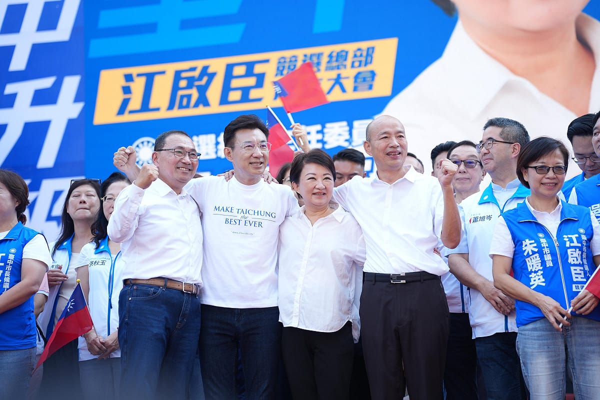 新北市長侯友宜、立法院長韓國瑜和台中市長盧秀燕在這次大選首度合體同台。四個人在台上緊緊「團抱」相擁，展現藍營大團結氣勢。 圖：江啟臣競辦/提供