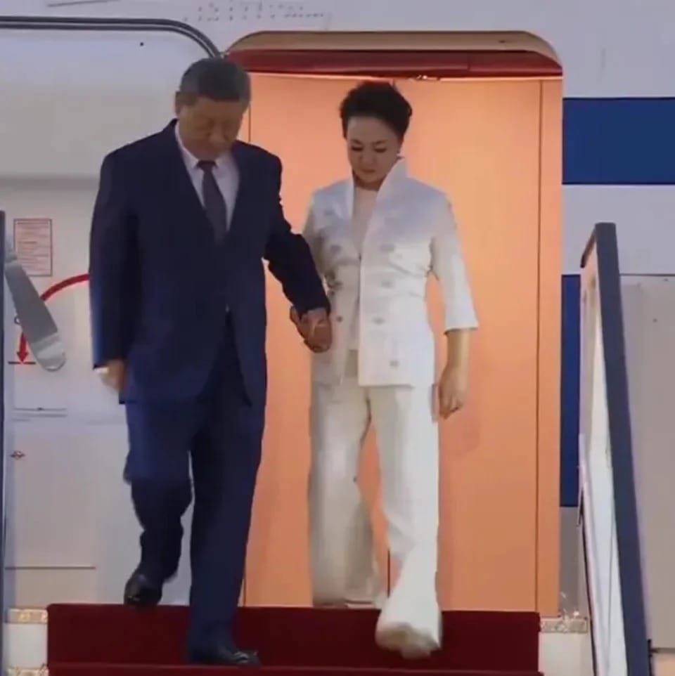 習近平日前搭乘專機前往吉爾吉斯出席上海合作組織峰會並進行國事訪問，下機時也由妻子彭麗媛「攙扶」。 圖：翻攝X（前推特）
