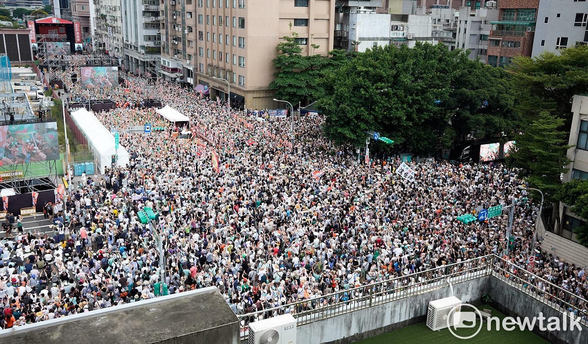 沈伯洋競總成立，現場人潮已經超過林森北路。 圖：張良一／攝