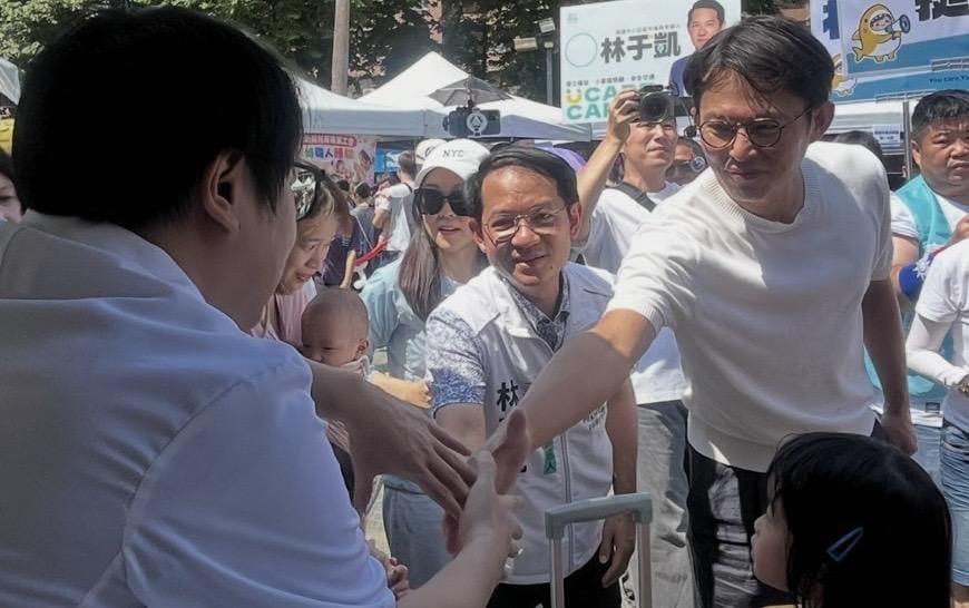 黃國昌(右)陪林于凱(中)拜票。 圖：林于凱競辦／提供