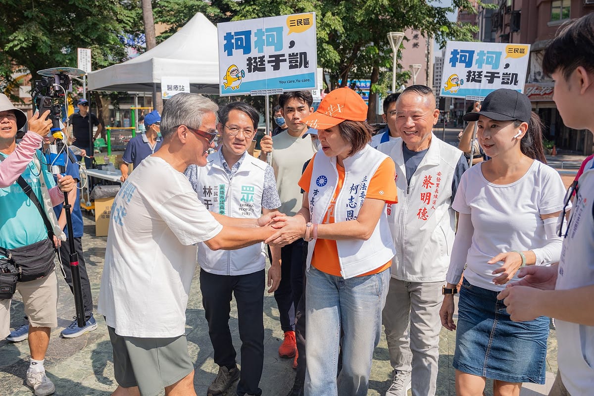 柯志恩(右三)與參加親子日活動的民眾握手。 圖：柯志恩競辦／提供