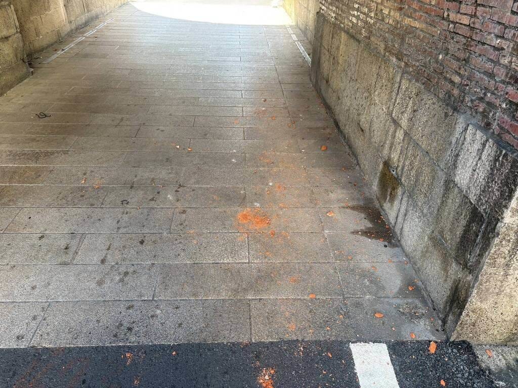陳男3日晚間開車行經恆春西門城門時，不慎擦撞城牆，致牆面輕微擦損，地面也都是紅磚碎粒。 圖：恆春警方提供