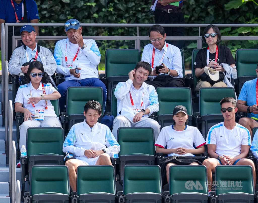 名古屋亞運網球女子雙打金牌戰3日由2組台灣搭檔交鋒，運動部長李洋（中）到場觀戰，關注台灣選手場上表現。