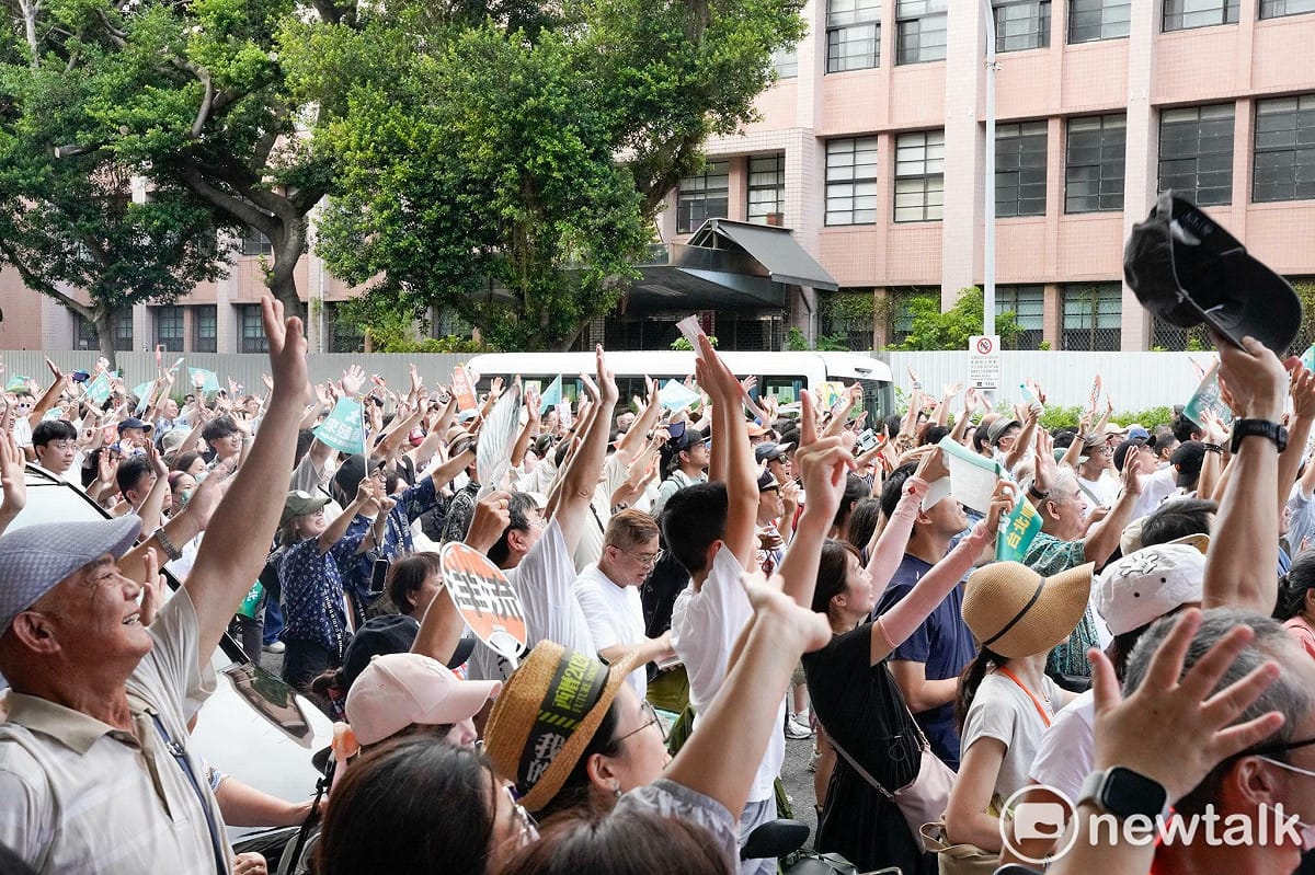 沈伯洋競選總部成立，現場民眾十分熱情。 圖：張良一／攝
