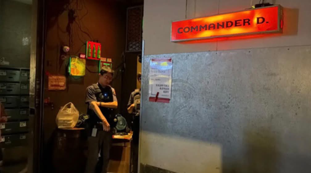 知名同志酒吧Commander D，3日下午遭警方持搜索票突襲搜索，卻接連爆出執法爭議。 圖：翻攝自@shih_susan Threads