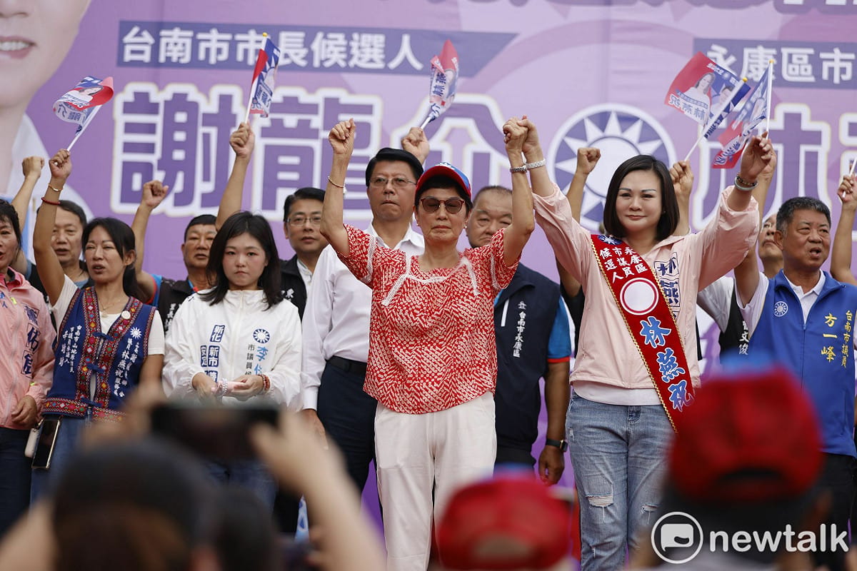 謝龍介與林燕祝永康區聯合競選總部成立，前總統馬英九胞姊馬以南特別到場力挺，並為林燕祝她披上彩帶；謝龍介則授予戰旗，象徵聯合競選團隊正式出發。 圖：林燕祝競選總部提供
