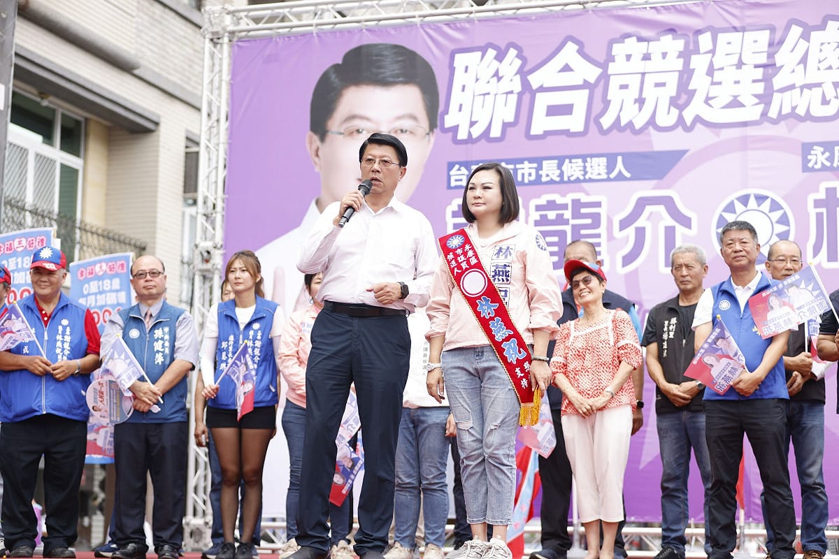 謝龍介與林燕祝永康區聯合競選總部成立，前總統馬英九胞姊馬以南特別到場力挺，並為林燕祝她披上彩帶；謝龍介則授予戰旗，象徵聯合競選團隊正式出發。 圖：林燕祝競選總部提供