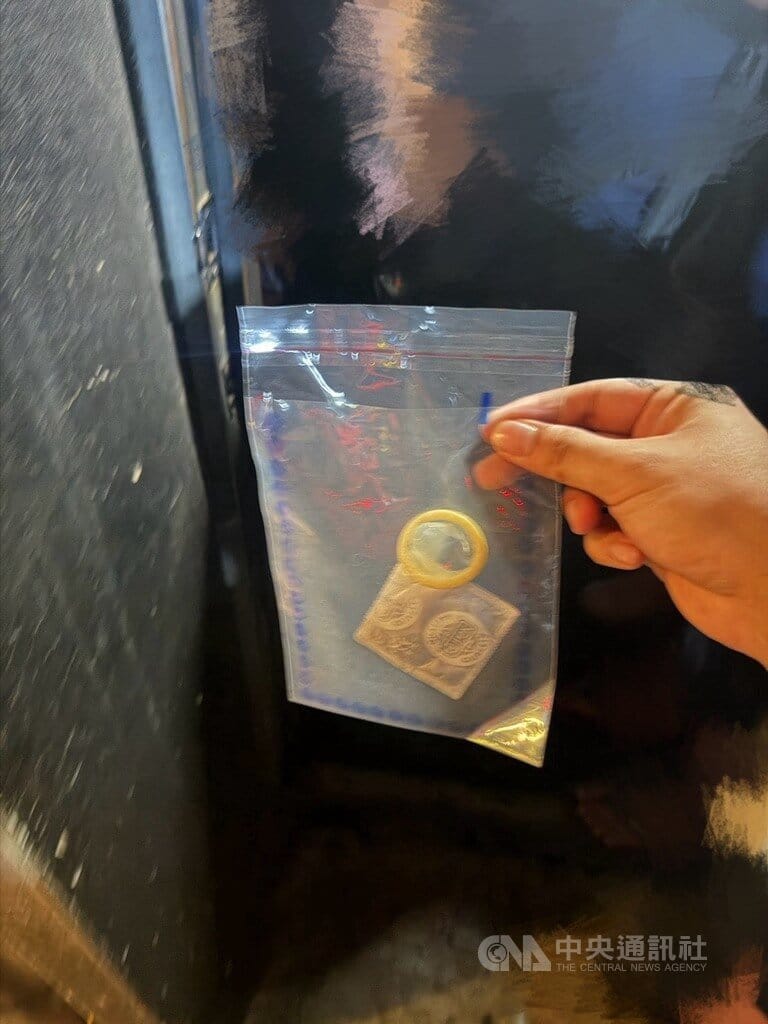 北市萬華區某間酒吧遭人檢舉疑涉妨害風化，警方3日搜索，據悉，現場發現確實有人未著衣物，並發現有使用過的保險套等跡證。（翻攝照片）中央社記者黃麗芸傳真 115年10月4日