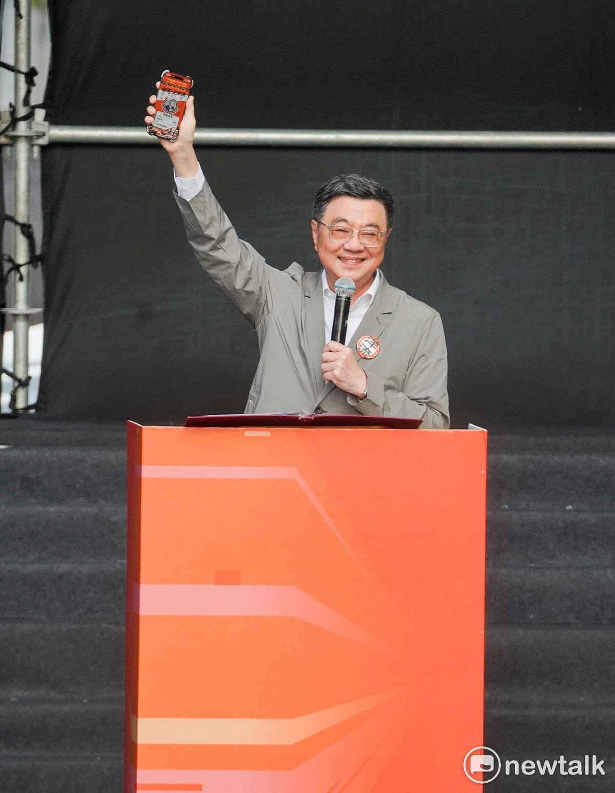 卓榮泰秀出手機桌面的船員證 圖：張良一／攝