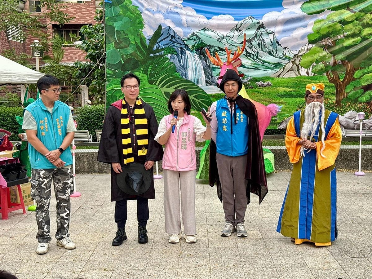 郭昱晴(中)呼籲用選票力保林智鴻(左二)，守住綠營客家子弟在鳳山唯一關鍵一席。 圖：林智鴻服務處／提供