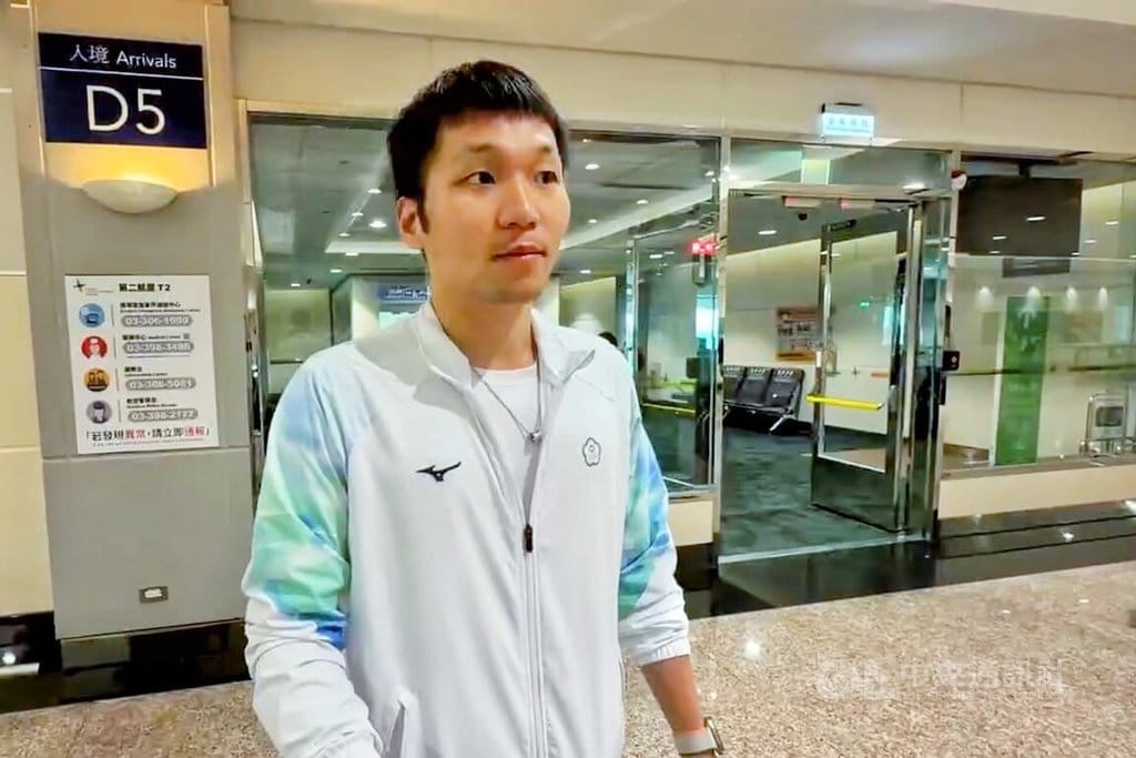 日本名古屋亞運4日閉幕，運動部長李洋下午和部分代表團搭機返台，他很高興選手們感受到運動部對選手的照顧提升，未來會繼續保持。中央社記者吳睿騏桃園機場攝　115年10月4日