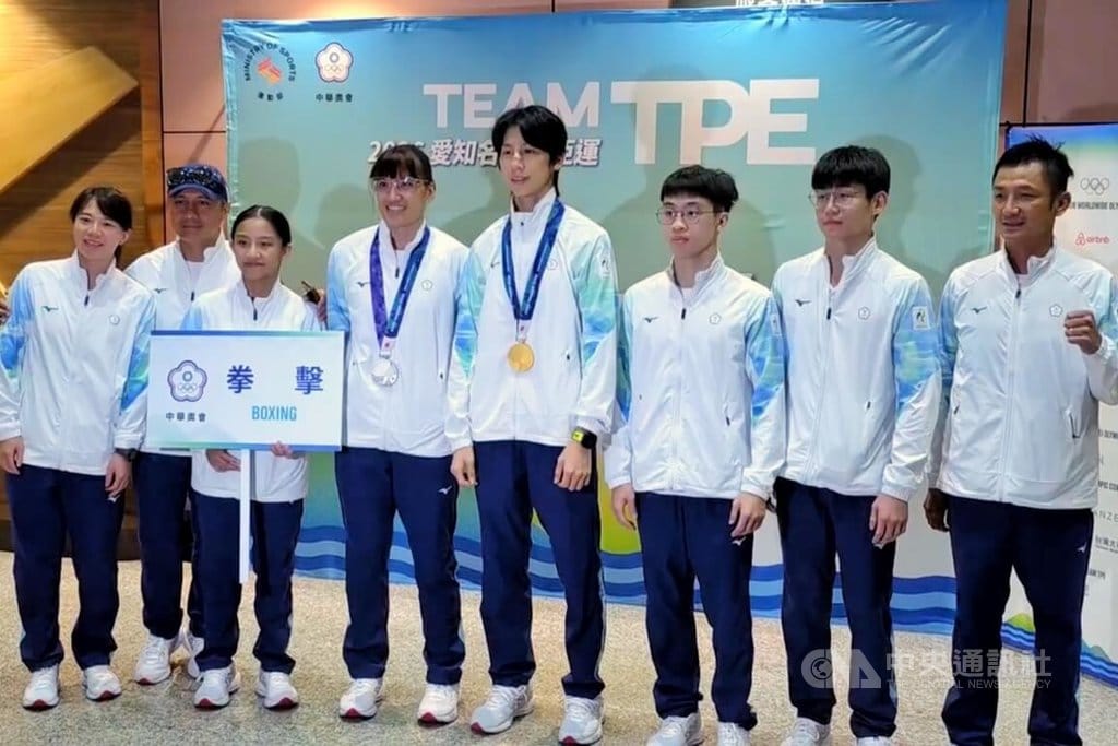 日本名古屋亞運拳擊代表隊4日下午搭機返台，在女子拳擊60公斤級奪金的好手林郁婷（右4）說，對自己比賽表現的評價是「倒吃甘蔗」，越打越順。中央社記者吳睿騏桃園機場攝　115年10月4日