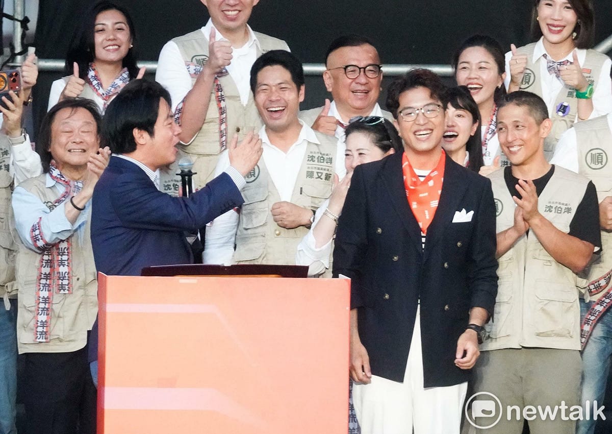 賴清德對沈伯洋說，你讚的啦。 圖：張良一／攝