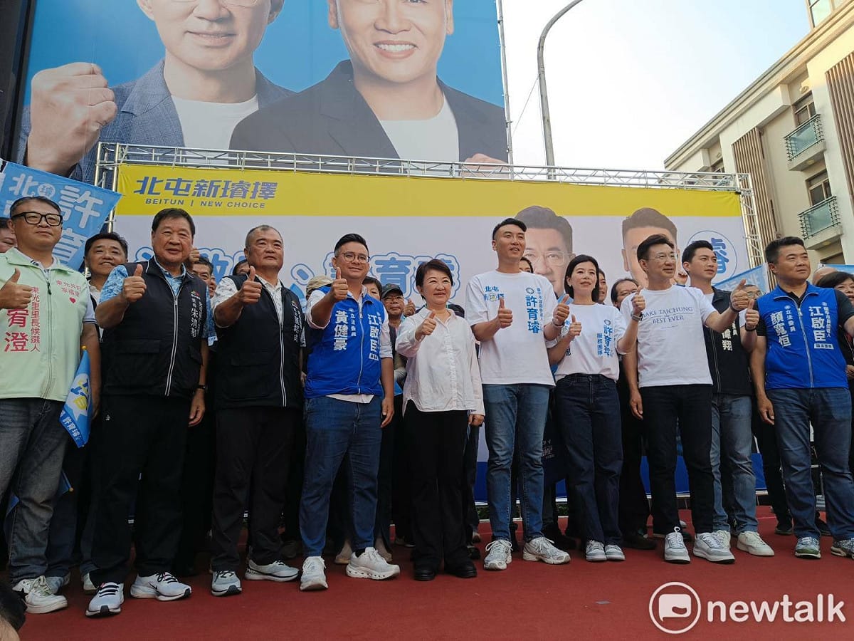 國民黨提名台中市北屯區市議員候選人許育璿今（4）日舉行競選總部成立大會，台中市長盧秀燕及市長候選人江啟臣同台力挺，盧秀燕強調好的市長也要有好的議員，拜託大家用選票送許育璿進市議會。 圖：唐復年/攝