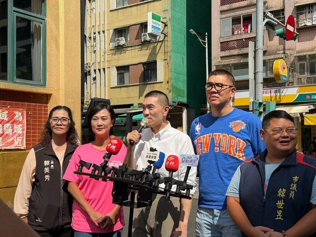 中國國民黨中評委主席團主席連勝文（右2）4日陪同基隆市長謝國樑（中）走訪信義市場向市民懇託，兩人並一同接受媒體聯訪。 圖：謝國樑競選辦公室提供