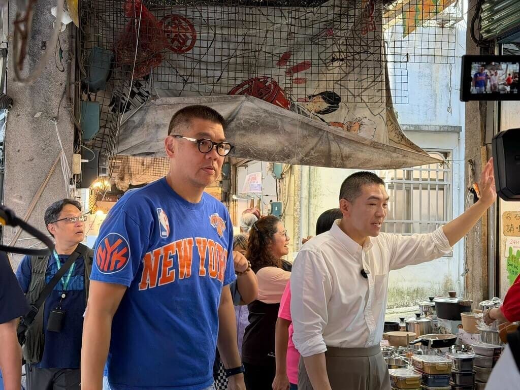 中國國民黨中評委主席團主席連勝文（前左）4日陪同基隆市長謝國樑（前右）走訪信義市場，向市民問候並懇託支持。 圖：謝國樑競選辦公室提供